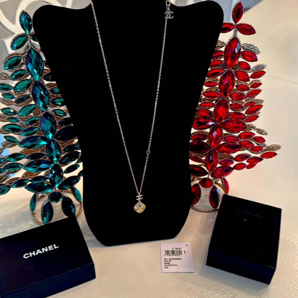 CHANEL Gold Pendant Necklace